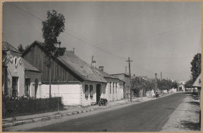 Miasto - widok domów przy ulicy 1 maja, m. in. nr 44, skan 1