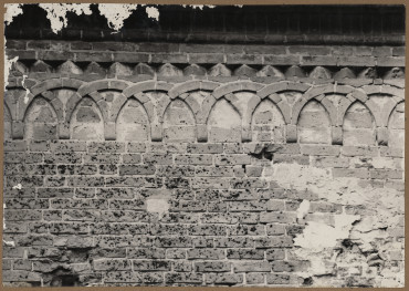  Zespół klasztorny Dominikanów - fragment ceramicznego fryzu na elewacji płn. prezbiterium kościoła , skan 1