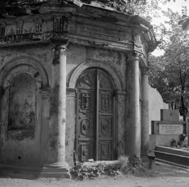 cmentarz miejski - grobowiec Zakrzewskiego, portal, skan 1