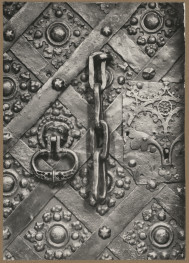 Kościół parafialny - fragment drzwi z prezbiterium do zakrystii z kołatką i łańcuchem,  , skan 1