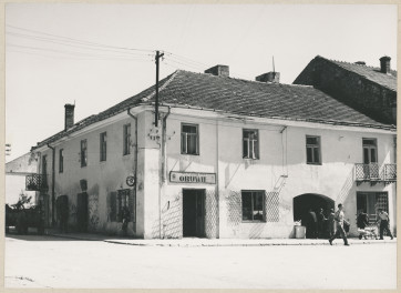 Dom narożny w rynku - widok ogólny, skan 1