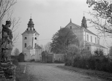 Dzwonnica, brama kościelna i kościół św. Józefa Oblubieńca i św. Antoniego z Padwy - elewacja frontowa i boczna, widok ogólny, na pierwszym planie widoczna przydrożna figura świętego prawdopodobnie św. Jana Nepomucena, skan 1