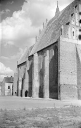 Kościół św. Jakuba i św. Mikołaja - elewacja boczna prezbiterium., skan 1