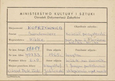 Zespół klasztorny - kościół, wnętrze , widok na zwornik w sklepieniu nawy bocznej -  metryczka, skan 1