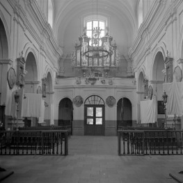 bazylika Mniejsza Świętej Trójcy - wnętrze: chór i prospekt organowy, skan 1
