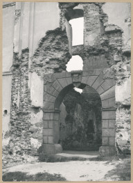 Ruiny zamku biskupów krakowskich - fragment z bramą, skan 1