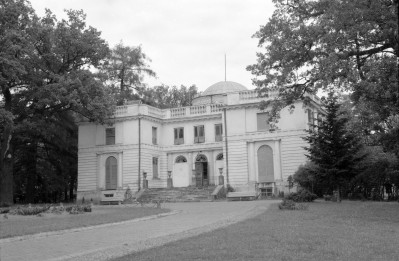 Zespół pałacowo - parkowy - Pałac Potockich - elewacja frontowa, skan 1