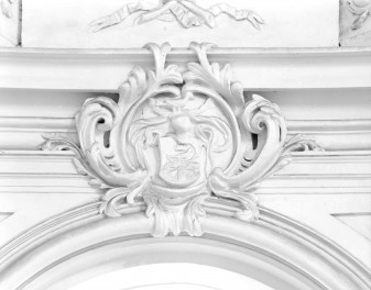 kościół pw. Najświętszej Marii Panny Na Piasku - wnętrze: portal kaplicy - fragment, kartusz herbowy, skan 1