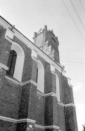 Kościół Trójcy Świętej i Narodzenia Najświętszej Maryi Panny - prezbiterium, elewacja boczna z przyporami, część zachodnia, skan 1