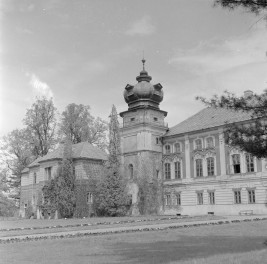 pałac - elewacja frontowa i biblioteka, skan 1