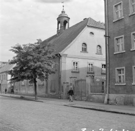 dawny zbór braci czeskich obecnie szkoła - elewacja, skan 1