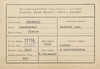 Kościół parafialny - widok na portal z prezbiterium do zakrystii - metryczka, skan 1