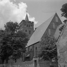 kościół parafialny pw. św. Katarzyny, XIII-XIV w. - fragment elewacji południowej i wieża, skan 1