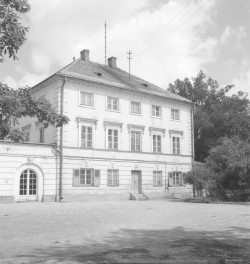 Zespół pałacowo - parkowy - oficyna dworska - elewacja frontowa, skan 1