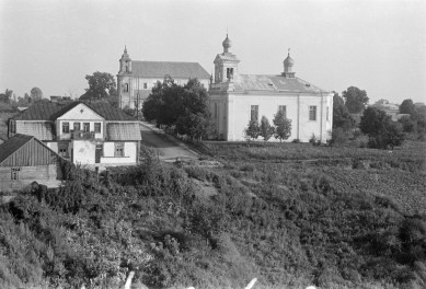 cerkiew greckokatolicka, ob. prawosławna parafialna św. Mikołaja Cudotwórcy, w tle Zespół klasztorny Franciszkanów, skan 1