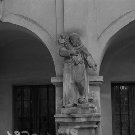 kościół św. Józefa - krużganki: figura św. Franciszka przy filarze, skan 1