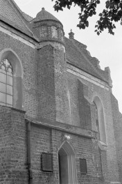 kościół Piotra i Pawła - elewacja płd. z wieżyczką i portalem, skan 1