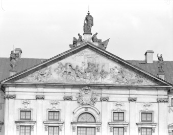 pałac Krasińskich - elewacja zach. tympanon, skan 1