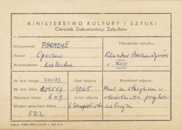 Zespół klasztorny - dziedziniec krużgankowy, widok na mur ze stacjami - metryczka
 , skan 1