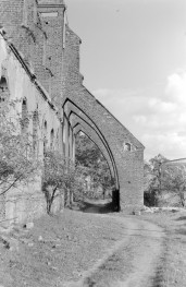 łuki przyporowe na płd. elewacji ruin Kolegiaty Wniebowzięcia Najświętszej Maryi Panny , skan 1