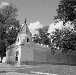 zamek - mur z basztą strażniczą od strony południwo-wschodniej, skan 1