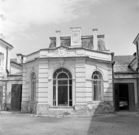 powozownia w zespole zamkowym - elewacja ogrodowa, ryzalit środkowy, skan 1