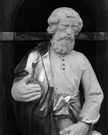 sanktuarium św. Jadwigi Śląskiej - kościół: kaplica św. Jadwigi - fragment nagrobka św. Jadwigi, figura świętego, skan 1