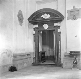 kościół Wniebowzięcia NMP - wnętrze, portal oraz aspersorium, skan 1