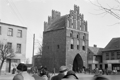 Brama Chełmińska, widok ogólny przy małym rynku, skan 1