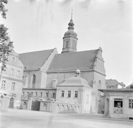 klasztor franciszkanów - kościół pw. Świętej Trójcy - elewacja południowo - wschodnia, skan 1