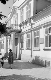 kamienica M. Konopnickiej - elewacja frontowa i fragment portyku, skan 1