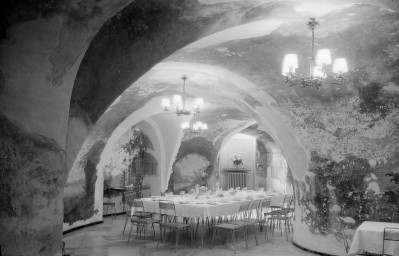 Zespół pałacowo parkowy -  Pałac: podziemia, sala okrągła. Kolumna na środku sali. Stoły. , skan 1