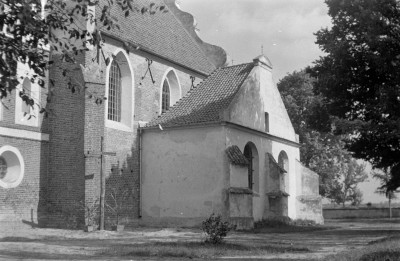 kościół parafialny pw. św. Jadwigi - elewacja od strony kaplicy, skan 1