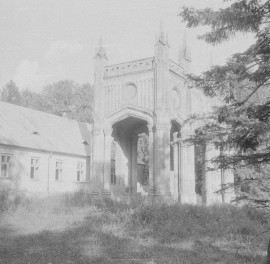 pałac neogotycki - brama, skan 1
