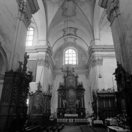 Bazyliki Wniebowzięcia NMP - wnętrze: transept, sklepienie, ołtarze, pilastry, skan 1