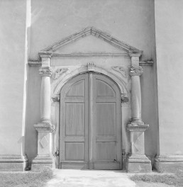 kościół parafialny pw.Trójcy Przenajświętszej - elewacja zachodnia, portal, skan 1