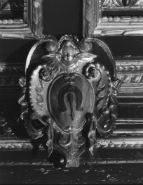 pałac Biskupów Krakowskich - Trzeci Pokój Biskupi /I p./ - fragment stropu z kartuszem herbowym /h. Dołęga/, skan 1