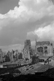 Kościół Mariacki pw. Wniebowzięcia Najświętszej Marii Panny i wieża - widok od strony Motławy, skan 1