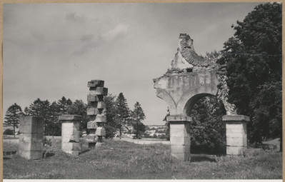 Zespół XIX w. zakładu przemysłowego - budynek walcowni, widok fragmentu ruin 

, skan 1