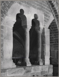 Zespół opactwa cystersów - klasztor, widok przeźrocza pomiędzy krużgankiem a kapitularzem, skan 1