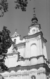 Bazylika mniejsza św. Anny - fasada frontowa. Wieża z hełmem i sygnaturką. oraz pilastry i gzymsy. , skan 1