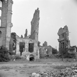 kamienica , ul. Nadbrzeżna, róg Wigilijnej - ruiny, skan 1