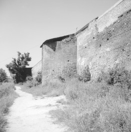 Mury miejskie z widocznym narożnikiem w postaci baszty. , skan 1
