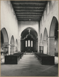  Zespół klasztorny Dominikanów - kościół, widok nawy głównej w kierunku prezbiterium , skan 1