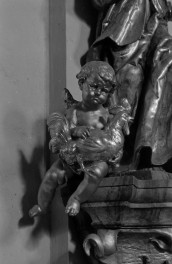 kościół pw. Jana Chrzciciela - Sanktuarium Matki Bożej Grodowieckiej – Jutrzenki Nadziei - wnętrze - rzeźba św. Piotra - putto, skan 1