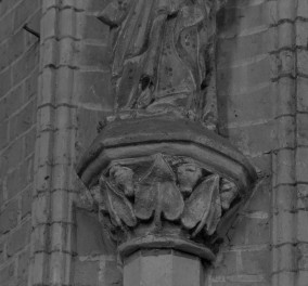 Kościół Wniebowzięcia Najświętszej Maryi Panny - wnętrze: wspornik pod rzeźbą apostoła, skan 1