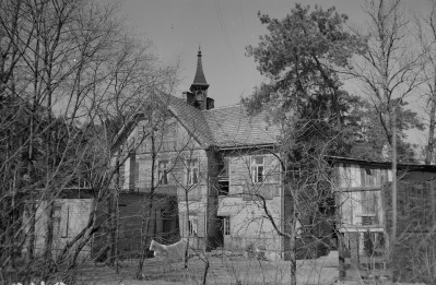 Willa -  front, elewacja oszlaowana, widok ogólny. , skan 1