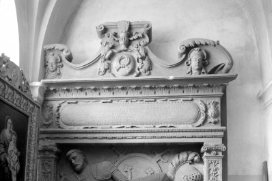 kościół pw. Narodzenia Najświętszej Maryi Panny i św. Michała Archanioła - wnętrze - nawa boczna południowa /prawa/ - nagrobek Stanisława Zbąskiego - zwięczenie, skan 1
