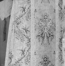 Skarbiec Katedralny - Dalmatyka z brokatu. Niemcy (?) 1750-60. Fragment raportu wzoru brokatu., skan 1