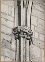  Katedra - wnętrze, widok na głowicę służki , skan 1